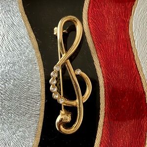 Fashionable Gold Treble Clef Brooch